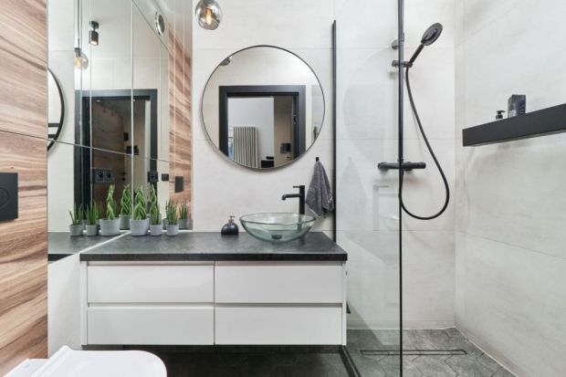 Nowoczesną łazienkę z prysznicem warto urządzić bez brodzika. Odpływy liniowe i ultrapłaskie powierzchnie prysznicowe bez problemu zastąpią wyskoki brodziki. Są dyskretne, eleganckie i bardzo funkcjonalne.<br /><br />