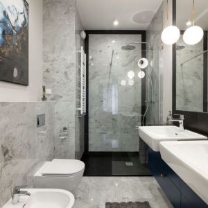 Nowoczesna łazienka z prysznicem bez brodzika. Projekt i zdjęcie: KODO Projekty i Realizacje Wnętrz
