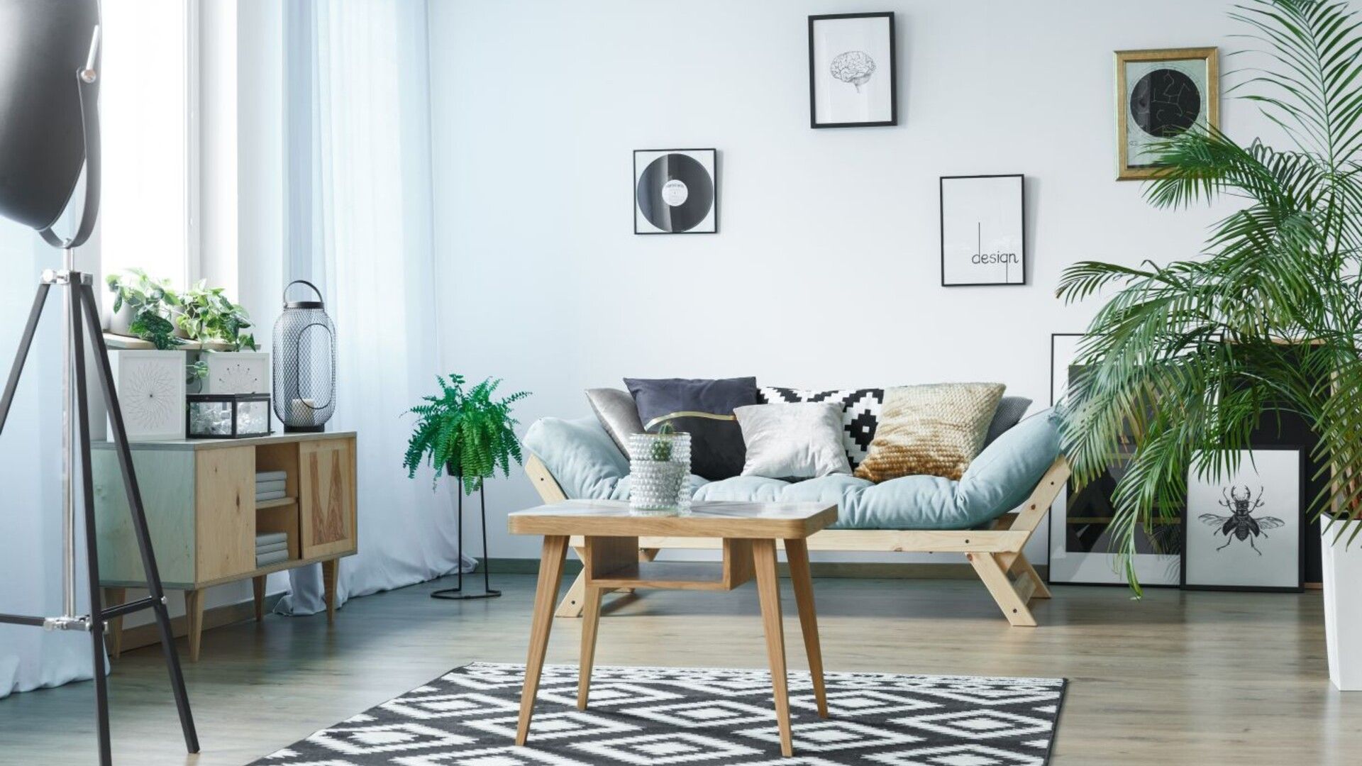 Delikatny kolor Neutral z palety Beckers Designer Colour pozwala na urządzenie salonu w wielu stylach, mogą więc go wybrać zarówno miłośnicy minimalizmu, jak i stylu skandynawskiego, a nawet glamour. Fot. Beckers