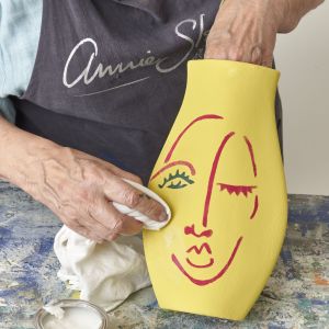 Pomysł Annie Sloan na artystyczny wazon: krok 6