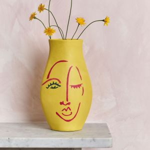 Artystyczny wazon inspirowany rysunkami Jeana Cocteau. Fot. Annie Sloan