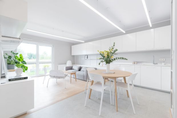 Mieszkanie o powierzchni 48 metrów kwadratowych znajduje się w Poznaniu. W prostym, minimalistycznym wnętrzu króluje biel. Ciepłe drewno i jasne szarości doskonale dopełniają piękną aranżację.