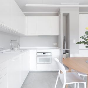 W kuchni, podobnie jak w salonie, króluje kolor biały. Projekt: ENDE marcin lewandowicz. Zdjęcia: Przemysław Turlej