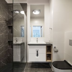 Nowoczesna łazienka z komfortową kabiną prysznicową walk in. Projekt i zdjęcia: KODO Projekty i Realizacje Wnętrz
