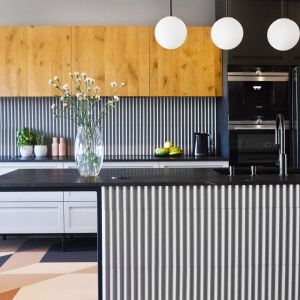 Nowoczesna kuchnia w dwóch kolorach. Górne szafki - drewno. Dolne szafki - jasny szary. Projekt: Ewa Tarapata Architekt Wnętrz. Fot. Katarzyna Wrona