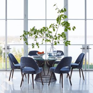 Na kolekcję Platner marki Knoll składają się stoły, stoliki, krzesła i fotel, które wyróżnia przede wszystkim podstawa, wykonana z niklowanych, stalowych prętów. Fot. Knoll/mat. prasowe Mood Design