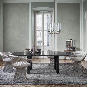 Na kolekcję Platner marki Knoll składają się stoły, stoliki, krzesła i fotel, które wyróżnia przede wszystkim podstawa, wykonana z niklowanych, stalowych prętów. Fot. Knoll/mat. prasowe Mood Design