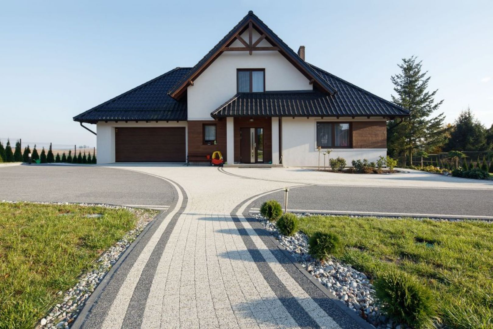 Podjazd do domu wykończony płytami betonowymi Avanti. Fot. Polbruk