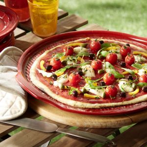 Kamień ceramiczny to oferta dla miłośników pizzy z pyszną, chrupiącą skórką, wypieczonej jak w tradycyjnym piecu. Producent: Emile Henry. Cena: 300 zł. Sprzedaż: Czerwona Maszyna