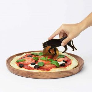 Nóż do pizzy Doiy Savanna Pizza Cutter Panther to wyjątkowo stylowy kuchenny gadżet w kształcie dzikiego kota. Cena: 56 zł. Sprzedaż: Czerwona Maszyna