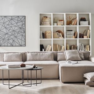 Podstawą strefy wypoczynku w salonie jest wygodna sofa, np. modułowa. Na zdjęciu kolekcja Chill VOX. Fot. mat. prasowe VOX 