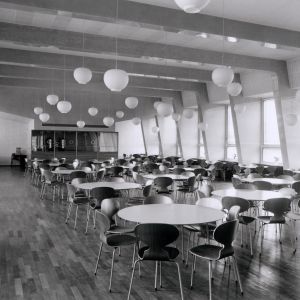 Jedna z realizacji z 1952 roku, w której pojawiają się krzesła projekty Arbe Jabsena. Novo Nordisk Canteen.Fot. mat. prasowe Fritz Hansen