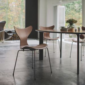 Krzesło Lily, dziś dostępne np. w sklepie Yestersen. Arne Jacobsen. Fot. mat. prasowe Fritz Hansen