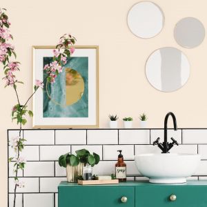 Ściana w kuchni wykończona farbą odporną na wilgoć. Na zdjęciu aranżacja z farbą Beckers Designer Kitchen & Bathroom