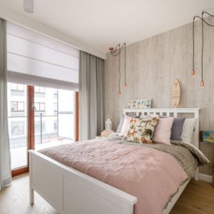 W małej sypialni motyw drewna pojawia się nie tylko na podłodze, ale też ścianie za wezgłowiem łóżka. Projekt: Katarzyna Szostakowska, pracownia Kate&Co. Fot. Dariusz Majgier