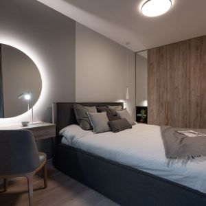 W sypialni o miejsce do przechowywania dba pojemna szafa. Projekt i zdjęcia: KODO Projekty i Realizacje Wnętrz