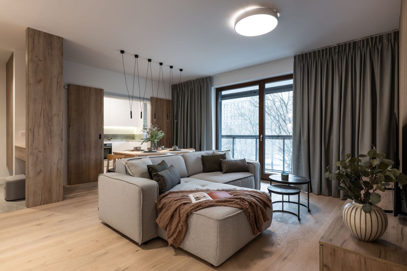 Otwarty salon urządzono w beżach, brązach i szarościach. Projekt i zdjęcia: KODO Projekty i Realizacje Wnętrz