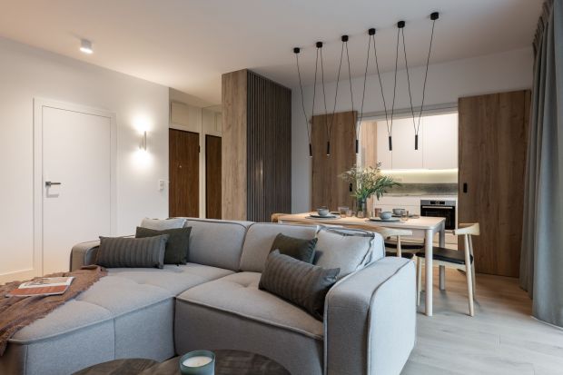 Stonowana kolorystyka i naturalne materiały ubrane w proste kształty – to klucz do minimalistycznej, a zarazem wysublimowanej aranżacji niemal 100-metrowego mieszkania na warszawskim Mokotowie.
