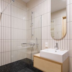 Łazienka z prysznicem w jasnych kolorach. Projekt: 3XEL Architekci. Zdjęcia: Dariusz Jarząbek 