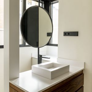 Nowoczesna łazienka. Projekt wnętrz: Domus Arquitectura. Fot. mat. prasowe Cosentino. 