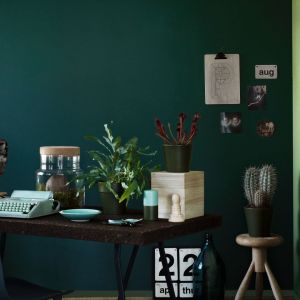 Ciemniejsza tonacja zieleni doskonale sprawdzi się jako dekoracja ściany w miejscu do pracy w domu. Fot. Tikkurila 