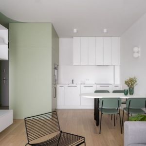 Białe meble kuchenne w niedużym mieszkaniu w bloku. Projekt: 3XEL Architekci. Fot. Dariusz Jarząbek