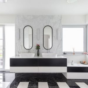 Dwie umywalki na białym blacie prezentują się bardzo elegancko w jasnej łazience. Projekt: Katarzyna Rohde, Home&Style. Fot. PionPoziom
