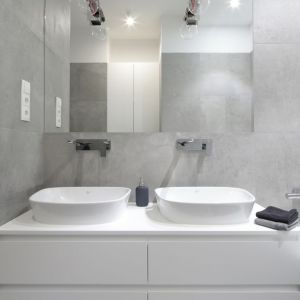 Nowoczesna łazienka w szarym kolorze z dwoma umywalkami. Projekt: Katarzyna Mikulska-Sękalska. Fot. Bartosz Jarosz