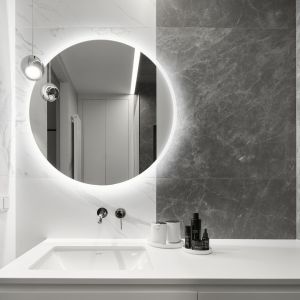 Strefa umywalki w nowoczesnej łazience urządzonej w bieli i w szarościach. Projekt: Karol Ciepliński, pracownia BLACKHAUS. Fot. Bartłomiej Sękowski