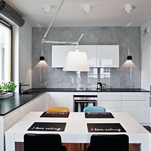 Białe meble doskonale prezentują się w zestawieniu z czarnym blatem oraz ze szkłem. Na zdjęciu: kuchnia w systemie bezuchwytowym 25 (SPF 320) firmy Studio Prostych Form