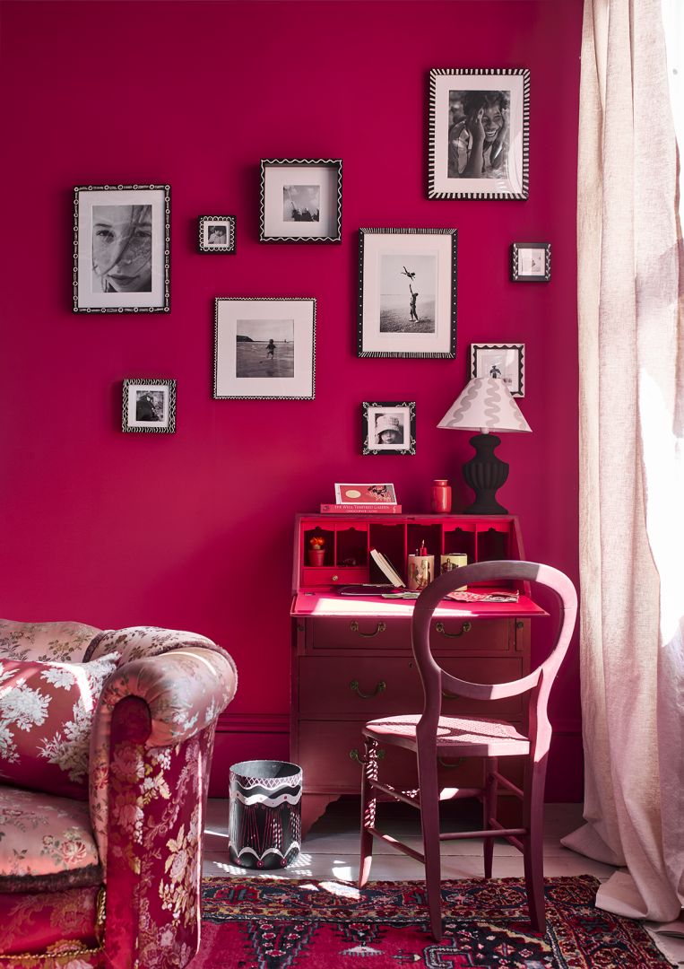 Używanie tych samych odcieni na ścianach i meblach tworzy odważny, ekspresyjny wygląd, który w zaskakujący sposób ożywia wnętrze. Fot. Annie Sloan
