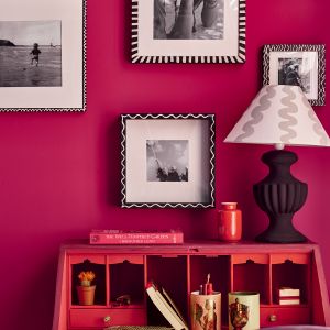 Dobrą zabawę z kolorem zaczynamy od pomalowania ścian na odcień Capri Pink. Fot. Annie Sloan