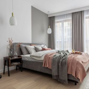 Drewniana podłoga idealnie pasuje do jasnych kolorów ścian w sypialni. Projekt: Kate&Co. Fot. Pion Poziom