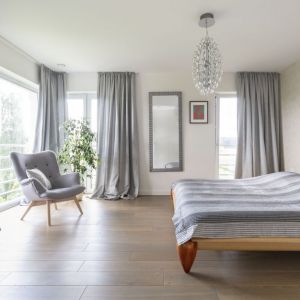Drewniana podłoga w jasne, przestronnej sypialni. Projekt: Katarzyna Rohde, Home&Style. Fot. PionPoziom