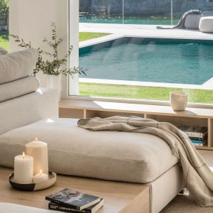 Miejsce relaksu z widokiem na basen. Naturalny dom w Hiszpanii. Projekt wnętrz: Susanna Cots Interior Design