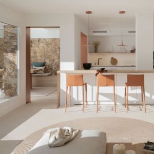 Jadalnia z akcentami ciepłych kolorów. Naturalny dom w Hiszpanii. Projekt wnętrz: Susanna Cots Interior Design