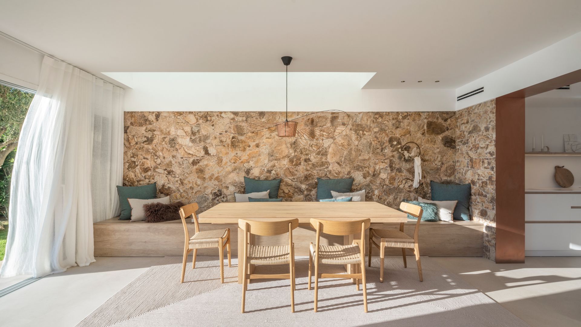 W projekcie wykorzystano biel i kolory ziemi. Naturalny dom w Hiszpanii. Projekt wnętrz: Susanna Cots Interior Design