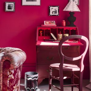 Pełne koloru i osobowości miejsce, w którym będziemy równie przyjemnie pracować, co odpoczywać, oparte jest na koncepcji total look i wyjątkowym odcieniu różu Capri Pink. Fot. Annie Sloan