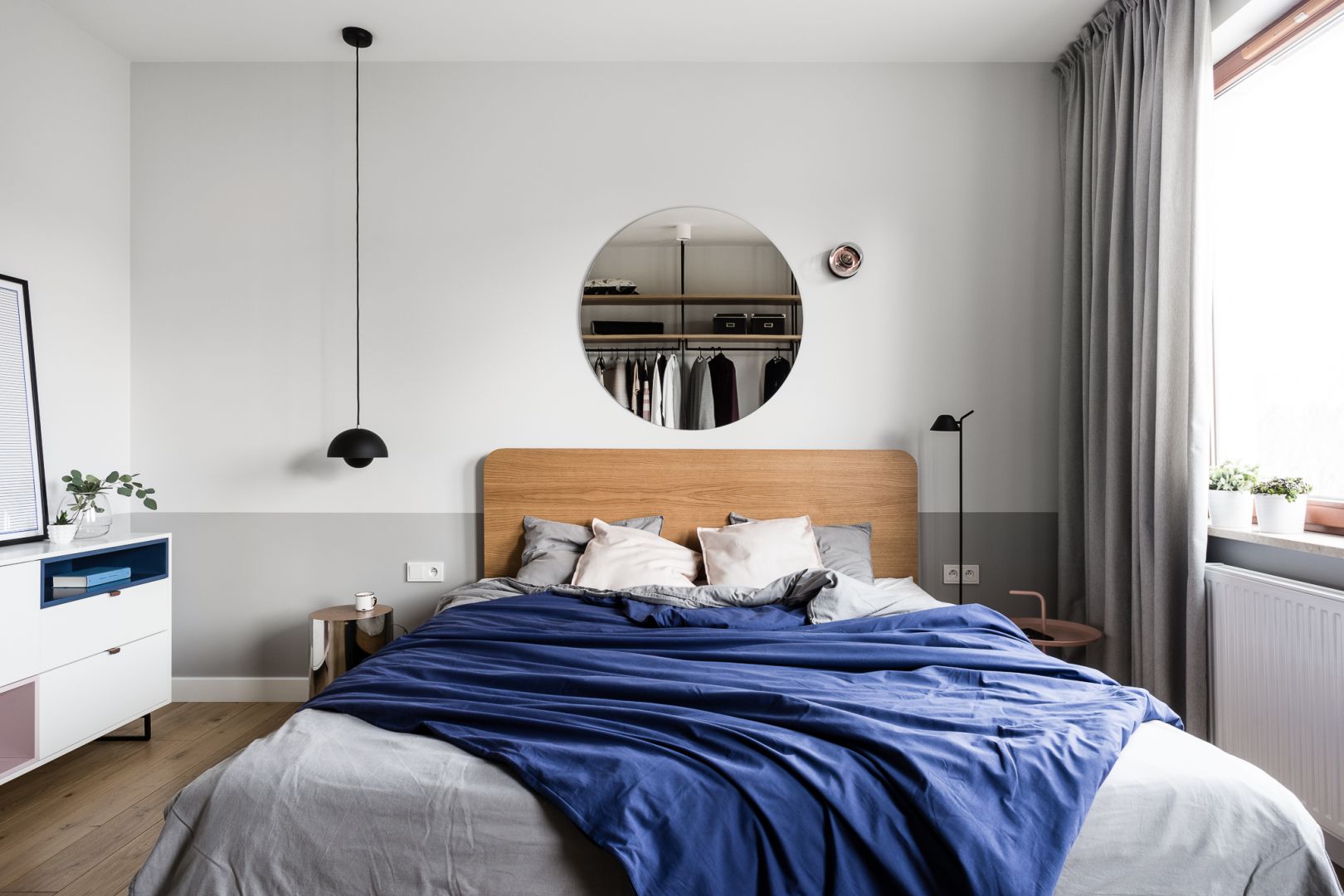 Jasna, nowoczesna sypialnia w minimalistycznym stylu. Autorzy projektu: Raca Architekci. Zdjęcia: Fotomohito