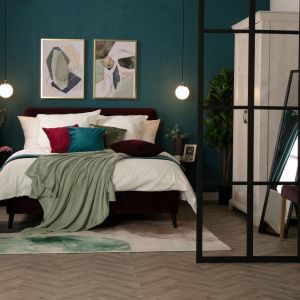 Ciemna kolorystyka też nie jest złym pomysłem w sypialni - odpowiednio wybrana, pomoże się wyciszyć. Fot. mat. prasowe Salony Agata