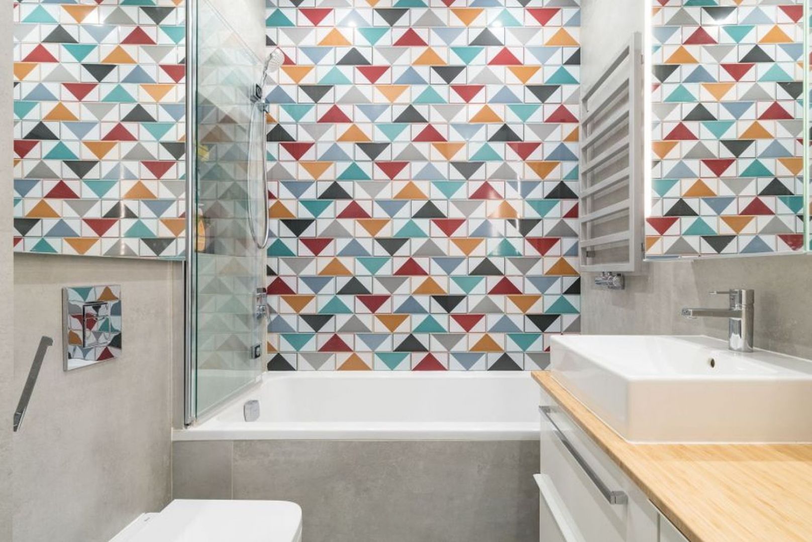 Ściany w łazience wykończona są kolorowymi płytkami. Projekt: ENDE marcin lewandowicz. Fot. Przemysław Turlej
