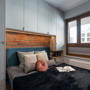 Zabudowa wokół łóżka zapewnia w sypialni miejsce na przechowywanie. Projekt i zdjęcia: KODO Projekty i Realizacje Wnętrz