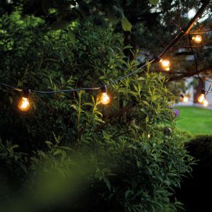 W czasie garden party doskonale sprawdzi się girlanda Festoon Light, dostępna w wersji 6 m i 9 m., co pozwala tworzyć układy do 80 m z obciążeniem do 2000 W.  Cena: od 259 zł. Fot. Nowodvorski Lighting