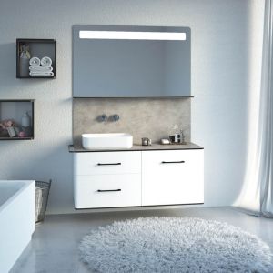 Białe meble do łazienki z kolekcji Danubio 2.0. Projekt: Grynasz Studio. Fot. Devo
