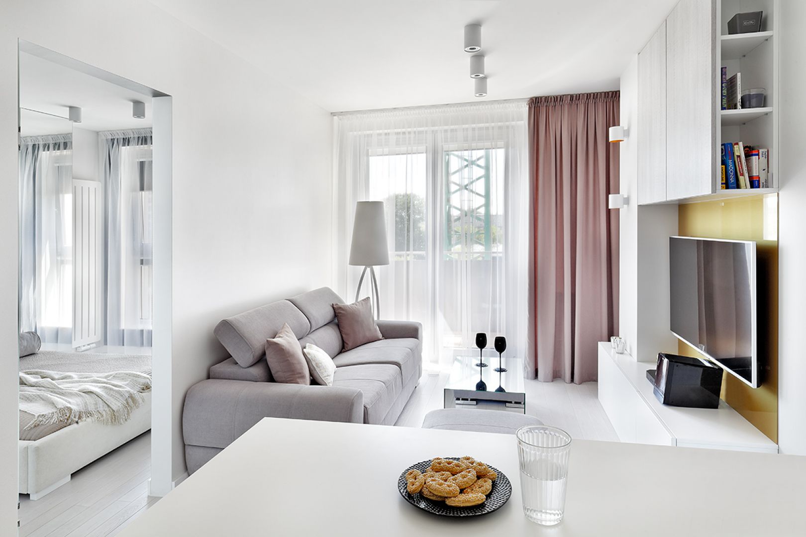 Jasny salon urządzony jest w stylu nowoczesnym. Projekt: Katarzyna Rohde, pracownia HOME & STYLE. Fot. Bernard Białorucki, studio Art Media Factory