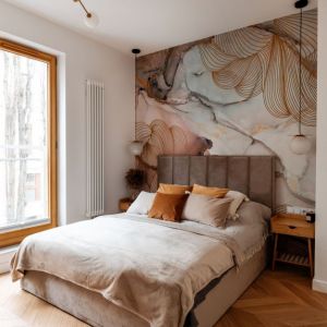 Ścianę za łóżkiem w sypialni zdobi wzorzysta tapeta. Projekt: Anna Baranowska, Joanna Felczuk, pracownia Butterfly Studio. Fot. Natalia Poniatowska-Anczok