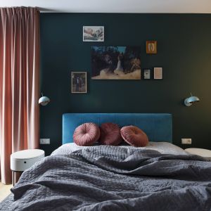 Ściana za łóżkiem w sypialni wykończona jest farbą w ciemnym kolorze. Projekt: Małgorzata Pojęta, Poma Home. Fot. Jakub Dziedzic, Wnętrza Kraków