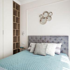 Ścianę za łóżkiem w sypialni zdobi sztukateria w białym kolorze. Projekt i zdjęcie: KODO Projekty i Realizacje Wnętrz