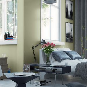 Stonowaną kolorystykę sypialni doskonale uzupełniają miękkie tkaniny w pastelowych odcieniach. Delikatnie przełamują elegancki styl, stworzony dzięki wyszukanym meblom. Fot. Tikkurila