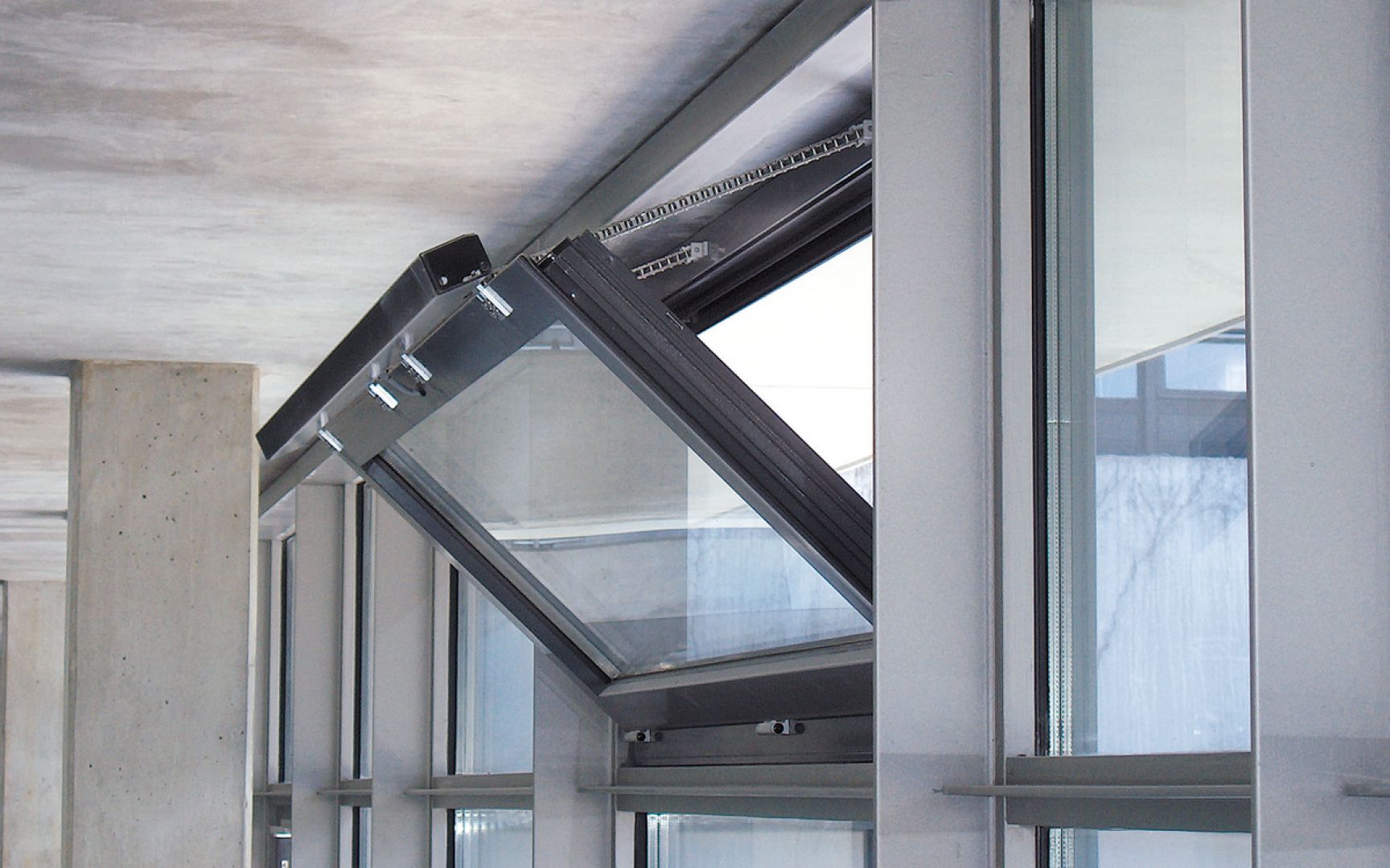 Warunkiem zachowania odpowiednich parametrów izolacyjnych okien jest poprawny montaż, zarówno okien klasycznych, jak i tarasowych. Fot. G-U Polska